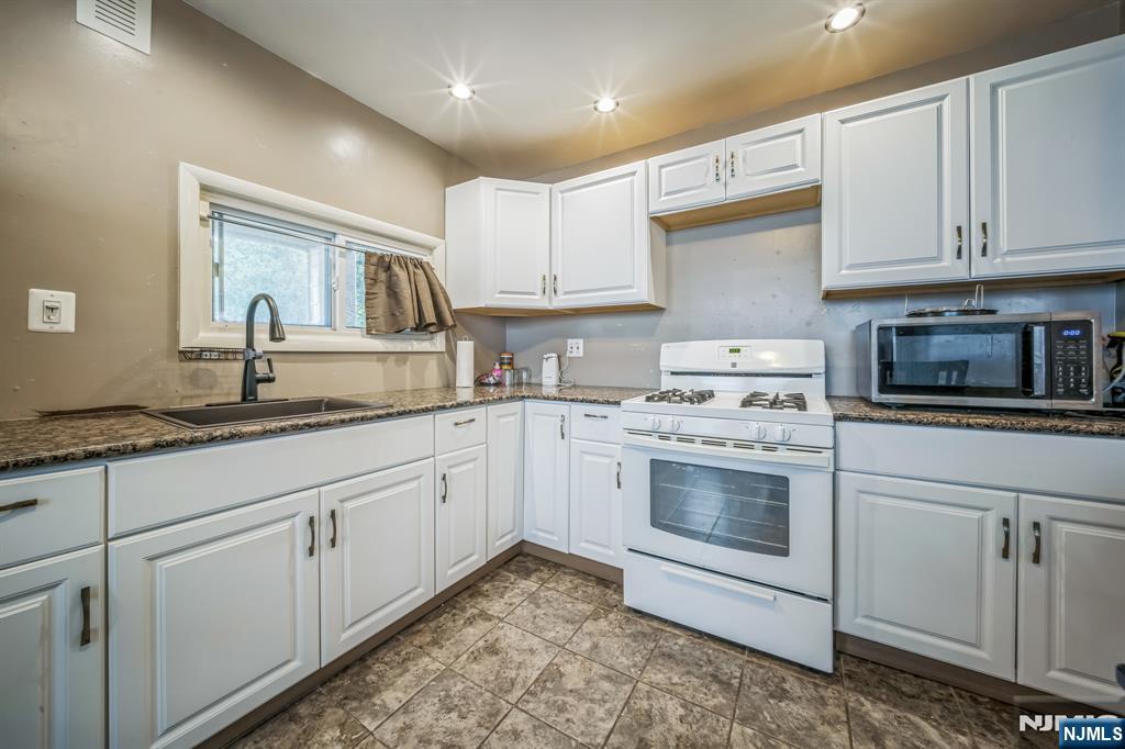 Homes for sale in Newark, NJ | 22 Hinsdale Pl, Newark, NJ 07104 | MLS# 25032995