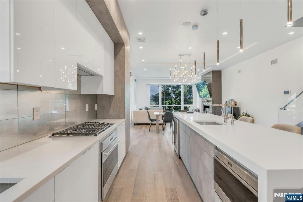 Homes for sale in Edgewater, NJ | 1238 River Rd #B, Edgewater, NJ 07020 | MLS# 25033226