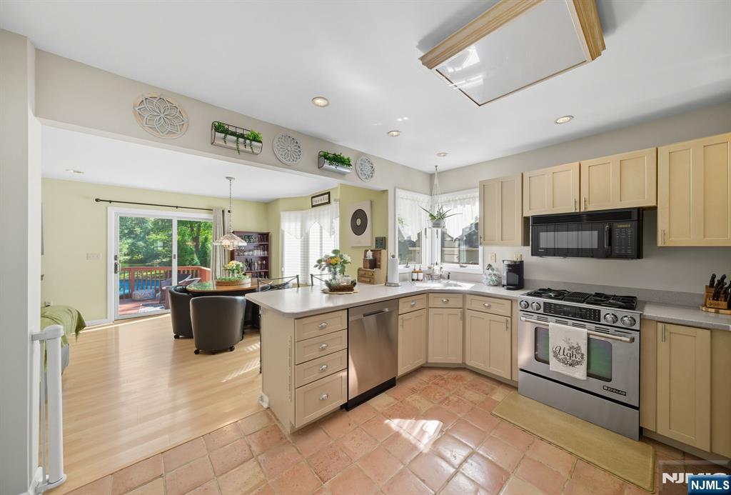 Homes for sale in Denville Township, NJ | 43 Indian Spring Trl, Denville Township, NJ 07834 | MLS# 25033736