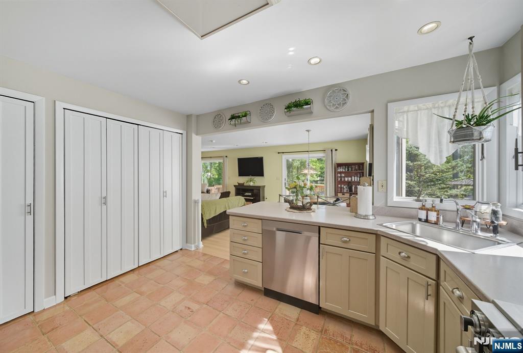 Homes for sale in Denville Township, NJ | 43 Indian Spring Trl, Denville Township, NJ 07834 | MLS# 25033736