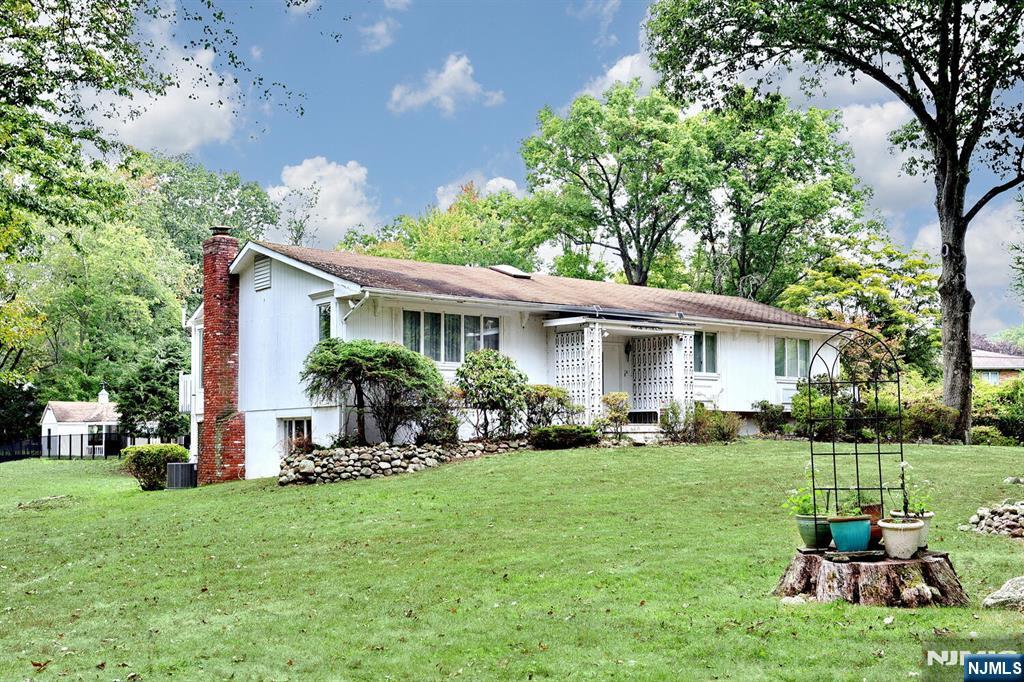 Homes for sale in Franklin Lakes, NJ | 868 Meadow Ln, Franklin Lakes, NJ 07417 | MLS# 25033817