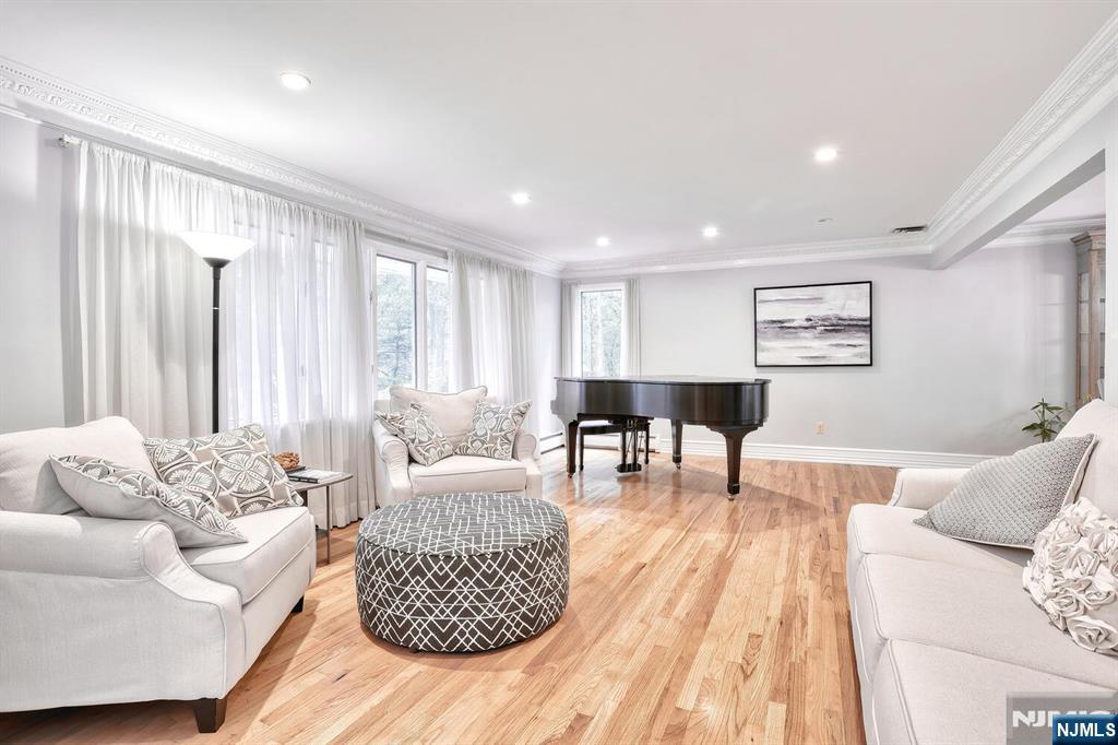 Homes for sale in Franklin Lakes, NJ | 868 Meadow Ln, Franklin Lakes, NJ 07417 | MLS# 25033817