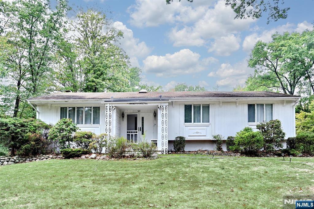 Homes for sale in Franklin Lakes, NJ | 868 Meadow Ln, Franklin Lakes, NJ 07417 | MLS# 25033817