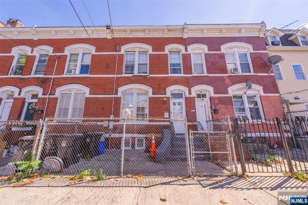 $415,000 Rowhouse