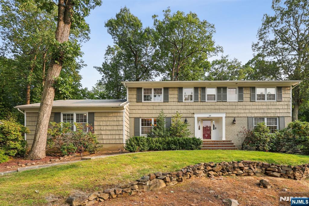 Homes for sale in North Caldwell, NJ | 10 Byron Rd, North Caldwell, NJ 07006 | MLS# 25034107