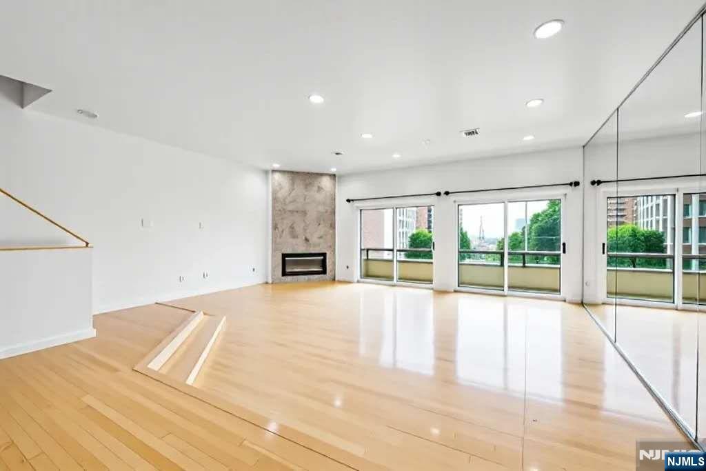 listing main picture