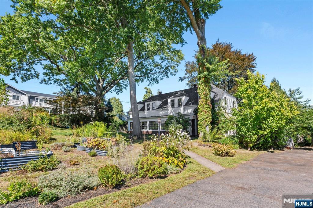 Homes for sale in Clifton, NJ | 16 Lynn Dr, Clifton, NJ 07013 | MLS# 25034469