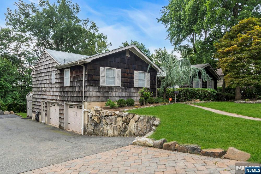 Homes for sale in West Orange, NJ | 27 Underwood Dr, West Orange, NJ 07052 | MLS# 25034592