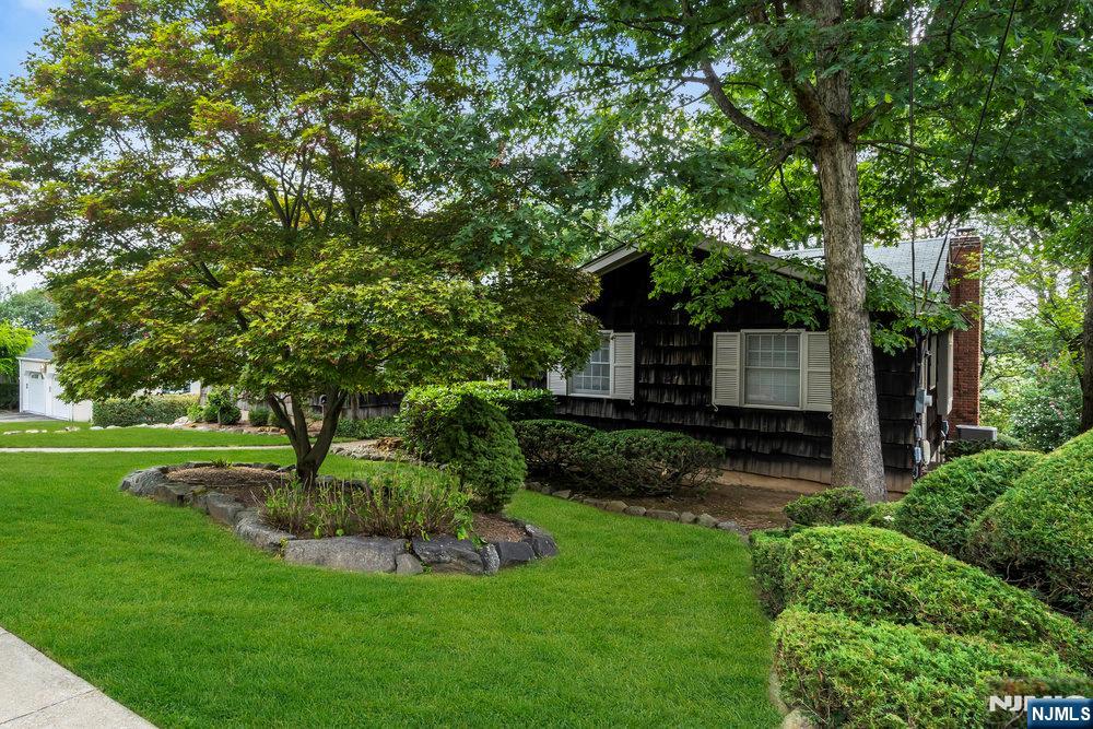 Homes for sale in West Orange, NJ | 27 Underwood Dr, West Orange, NJ 07052 | MLS# 25034592