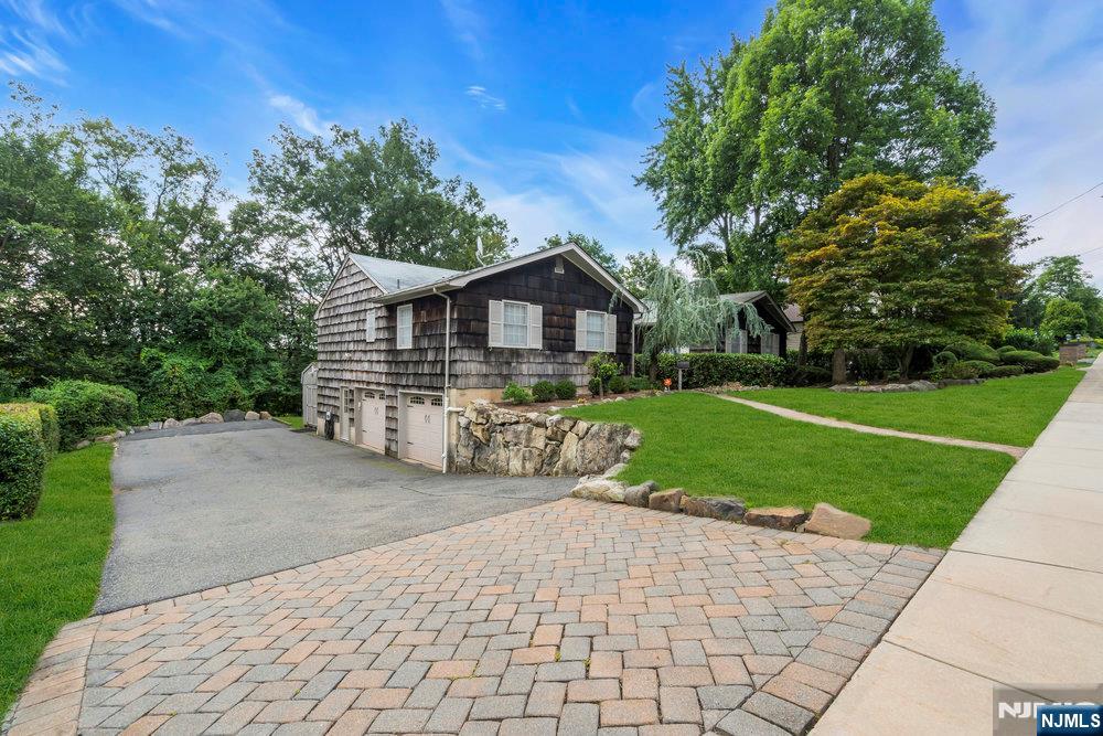 Homes for sale in West Orange, NJ | 27 Underwood Dr, West Orange, NJ 07052 | MLS# 25034592