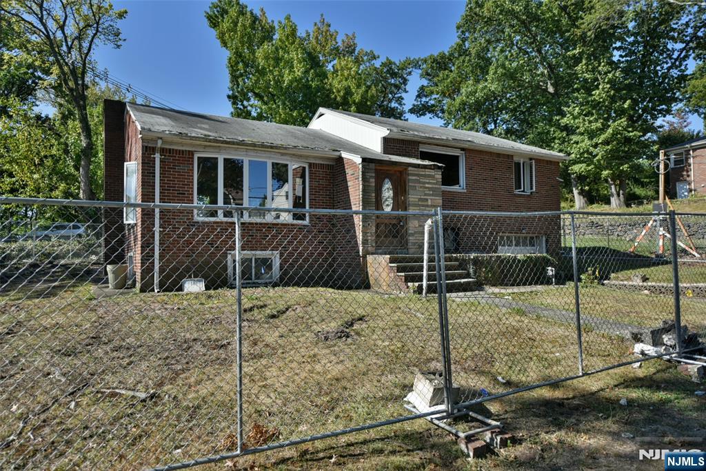 Homes for sale in Fort Lee, NJ | 10 Plateau Ave, Fort Lee, NJ 07024 | MLS# 25034741