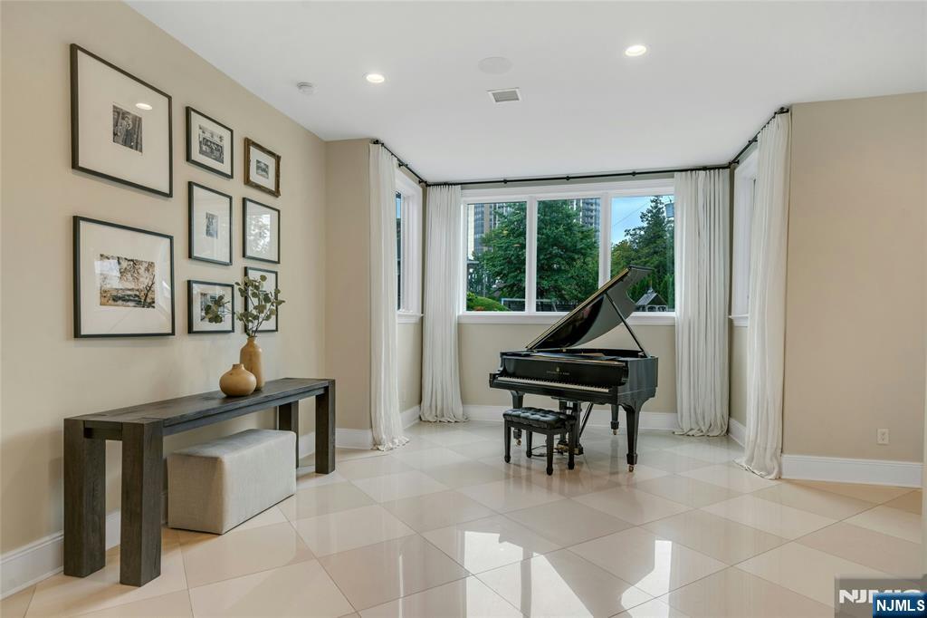 Homes for sale in Fort Lee, NJ | 96 Bluff Rd, Fort Lee, NJ 07024 | MLS# 25034805