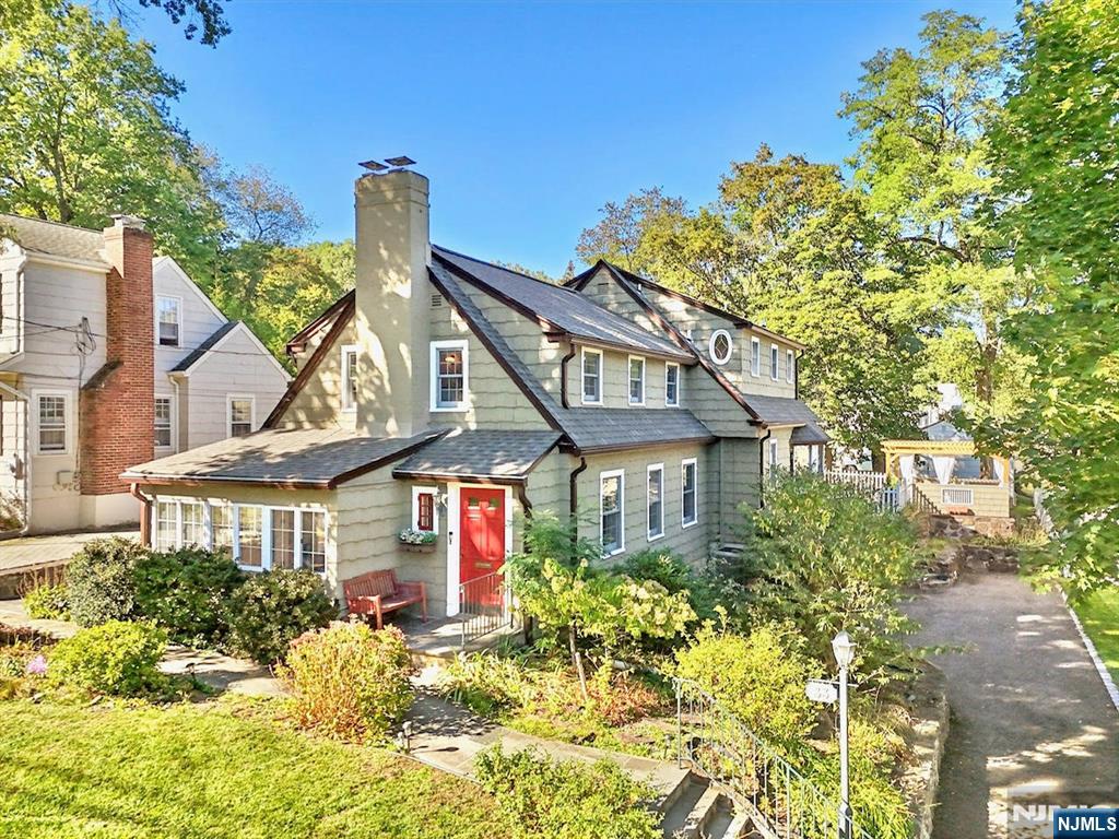 Homes for sale in Ridgewood, NJ | 33 E Glen Ave, Ridgewood, NJ 07450 | MLS# 25034890