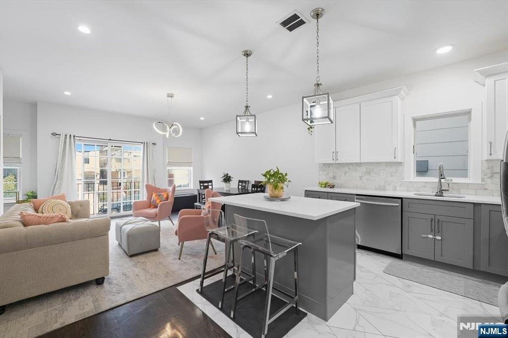 $899,999 Condo