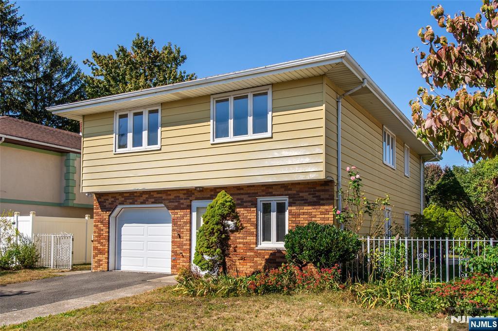 Homes for sale in Wallington, NJ | 11 Roehrs Dr, Wallington, NJ 07057 | MLS# 25035519