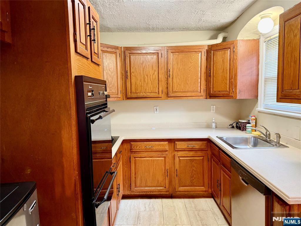 Homes for sale in Teaneck, NJ | 40 Dohrman Ave, Teaneck, NJ 07666 | MLS# 25035586