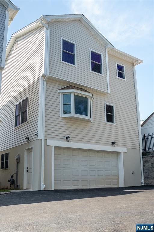 $795,900 Contemporary