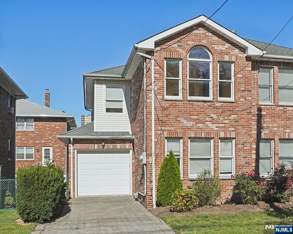$850,000 Townhouse