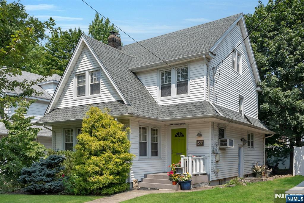 $589,000 Colonial
