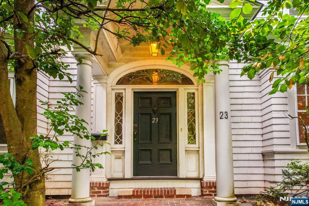 $989,000 Colonial