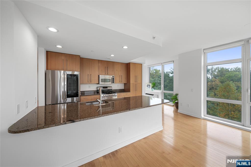 Homes for sale in Palisades Park, NJ | 800 12Th St #302, Palisades Park, NJ 07650 | MLS# 25036586