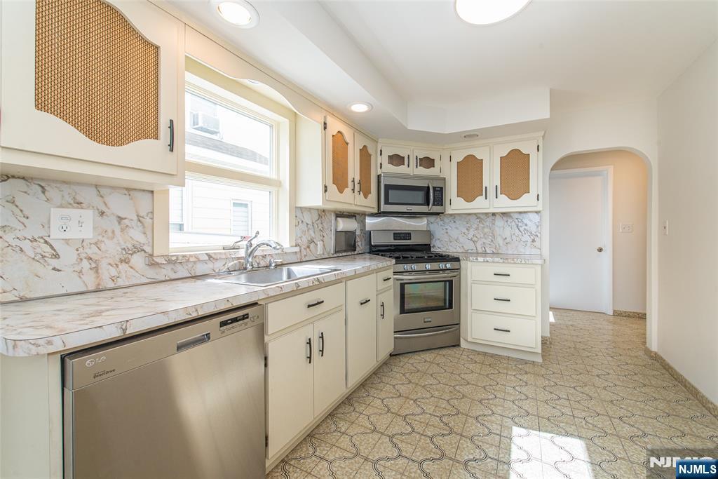 Homes for sale in Lyndhurst, NJ | 271 Travers Pl, Lyndhurst, NJ 07071 | MLS# 25036599