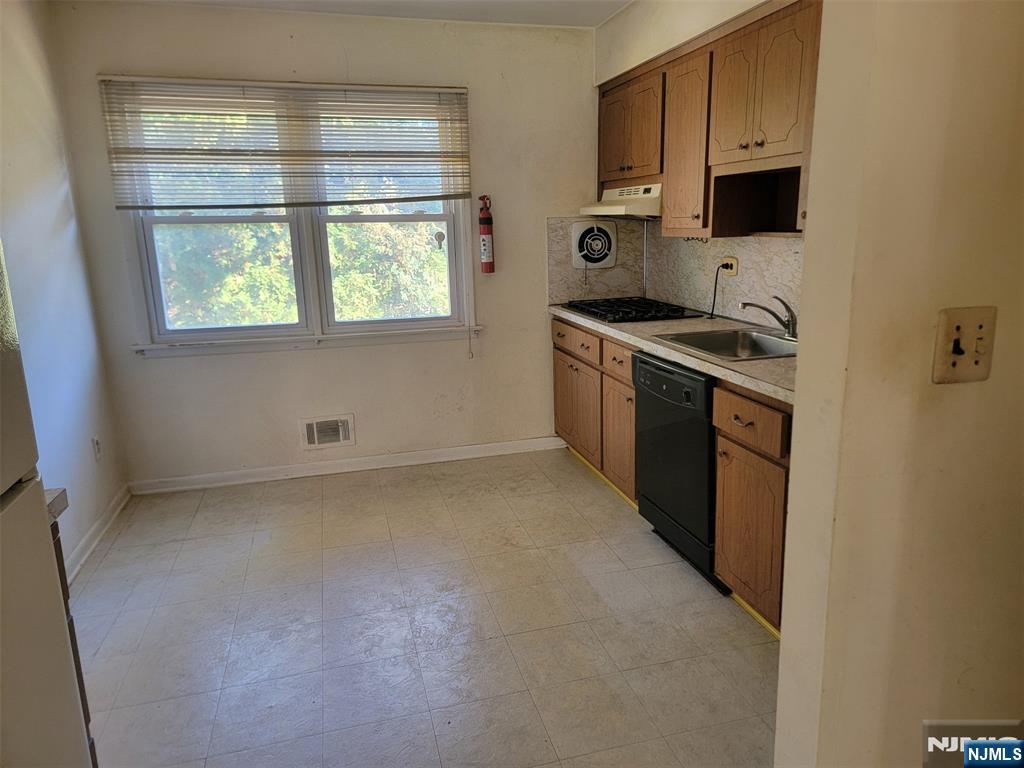 Homes for sale in Paramus, NJ | 780 Hilton Pl, Paramus, NJ 07652 | MLS# 25037079