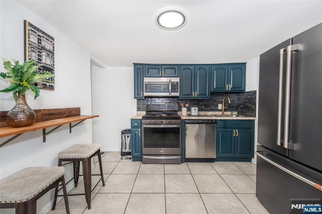 $325,000 Colonial