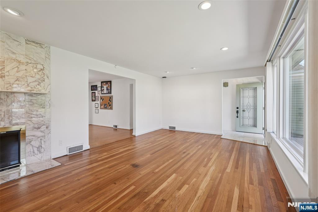 Homes for sale in Livingston, NJ | 6 Arrow Dr, Livingston, NJ 07039 | MLS# 25037293