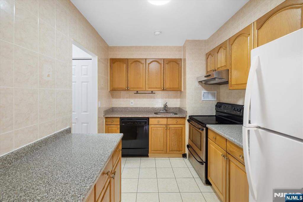 Homes for sale in Edgewater, NJ | 1111 River Rd #H18, Edgewater, NJ 07020 | MLS# 25037308