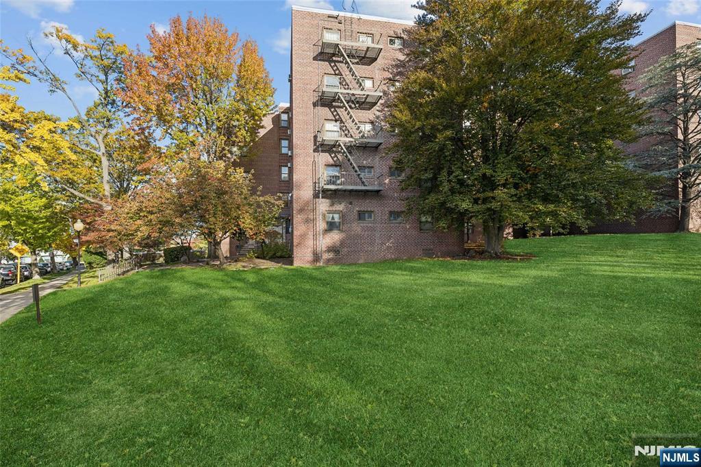 Homes for sale in Fort Lee, NJ | 501 Linwood Dr #2H, Fort Lee, NJ 07024 | MLS# 25037318