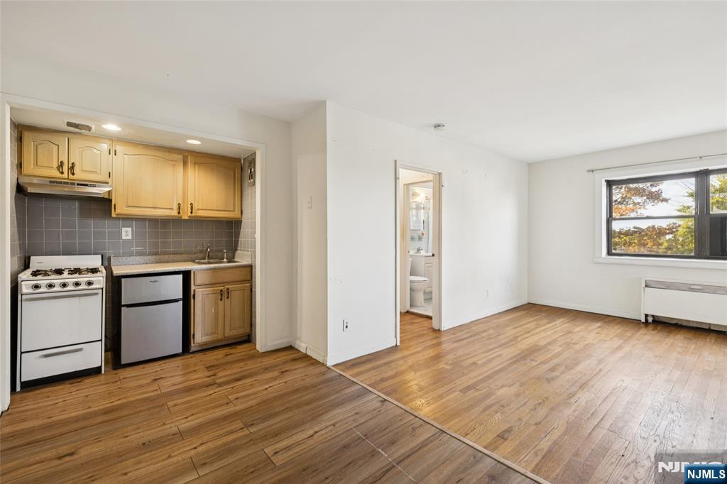 Homes for sale in Fort Lee, NJ | 501 Linwood Dr #2H, Fort Lee, NJ 07024 | MLS# 25037318