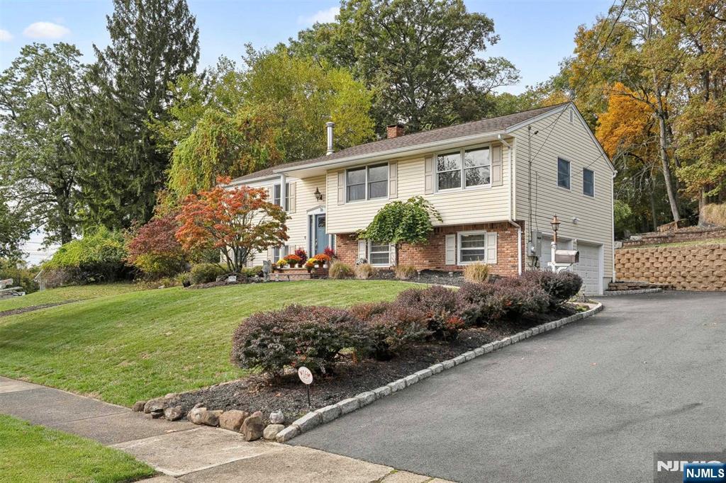 $719,900 Bi-Level