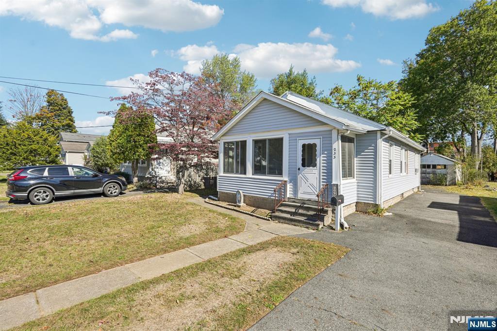 Homes for sale in Pompton Lakes, NJ | 233 Romain Ave, Pompton Lakes, NJ 07442 | MLS# 25037380