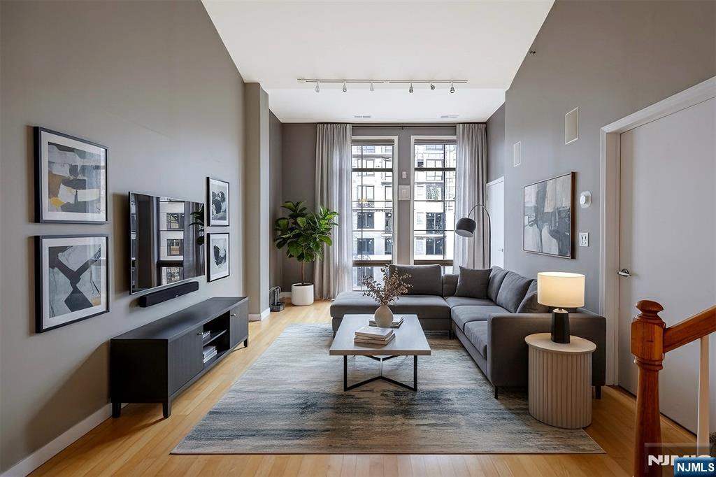 listing main picture