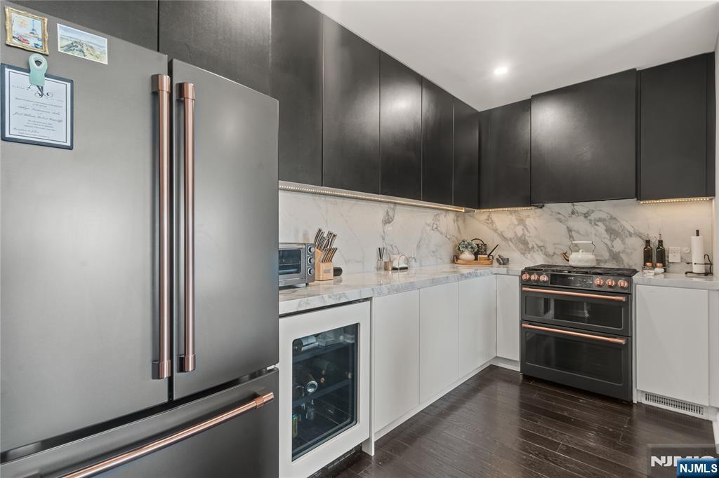 Homes for sale in Edgewater, NJ | 226 The Promenade, Edgewater, NJ 07020 | MLS# 25037553