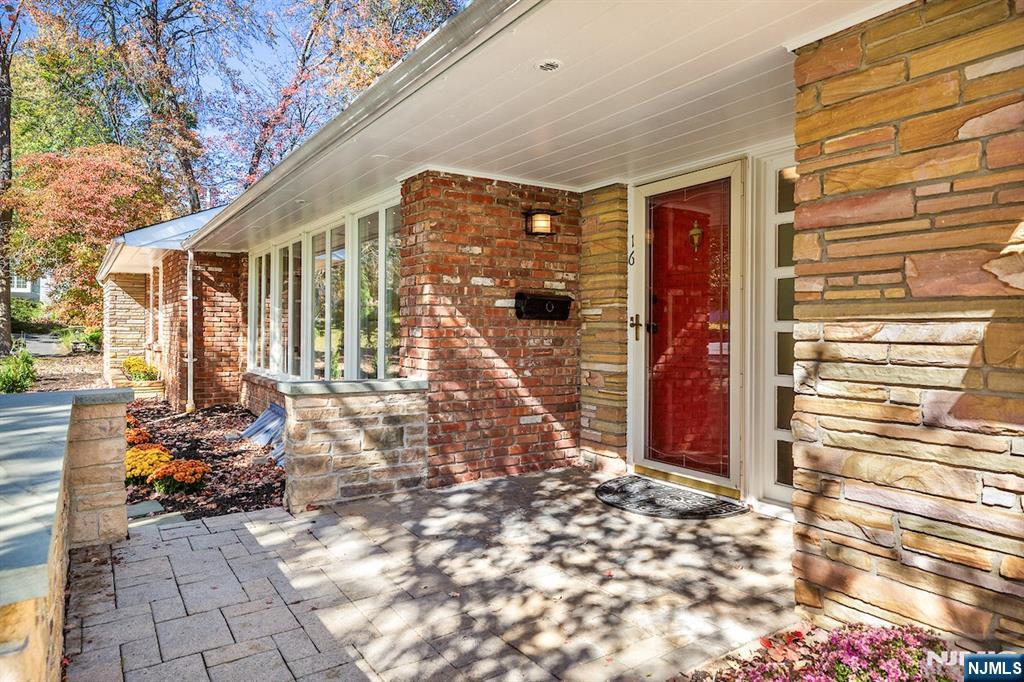 Homes for sale in Livingston, NJ | 16 Crossbrook Pl, Livingston, NJ 07039 | MLS# 25037802