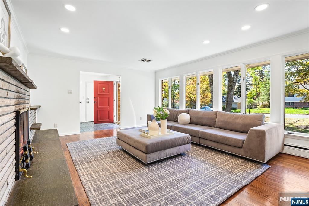 Homes for sale in Livingston, NJ | 16 Crossbrook Pl, Livingston, NJ 07039 | MLS# 25037802