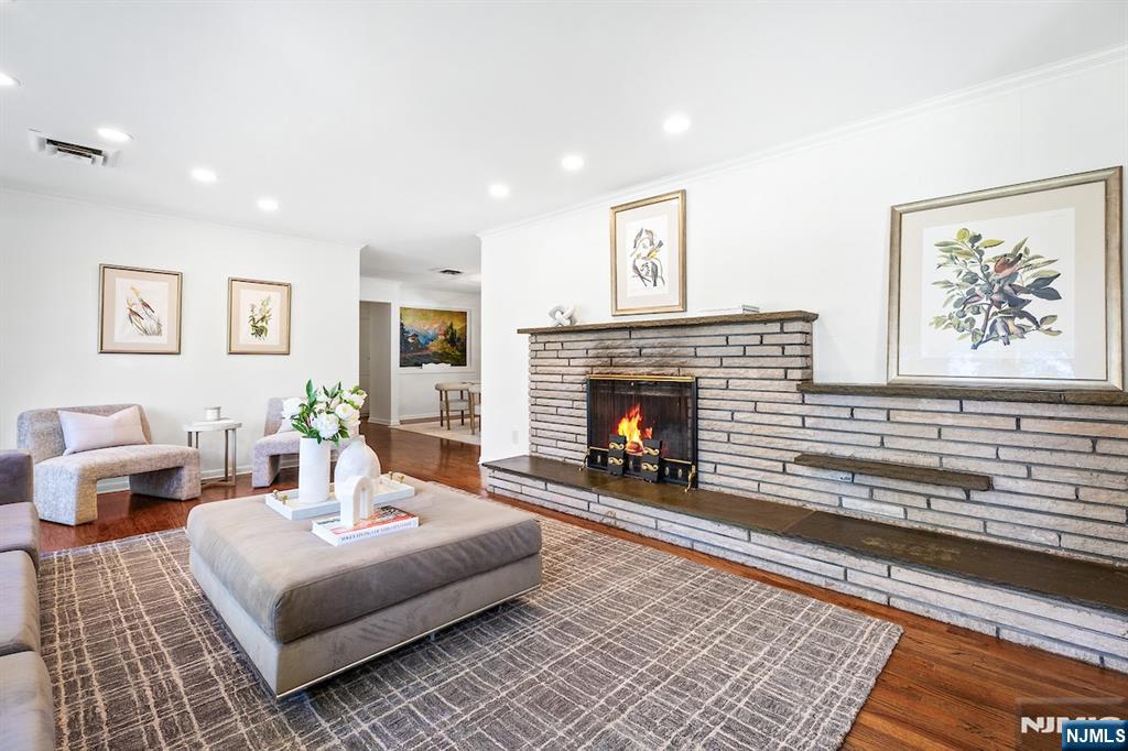 Homes for sale in Livingston, NJ | 16 Crossbrook Pl, Livingston, NJ 07039 | MLS# 25037802