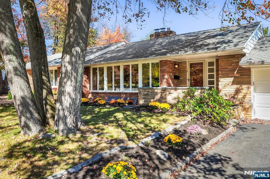 Homes for sale in Livingston, NJ | 16 Crossbrook Pl, Livingston, NJ 07039 | MLS# 25037802