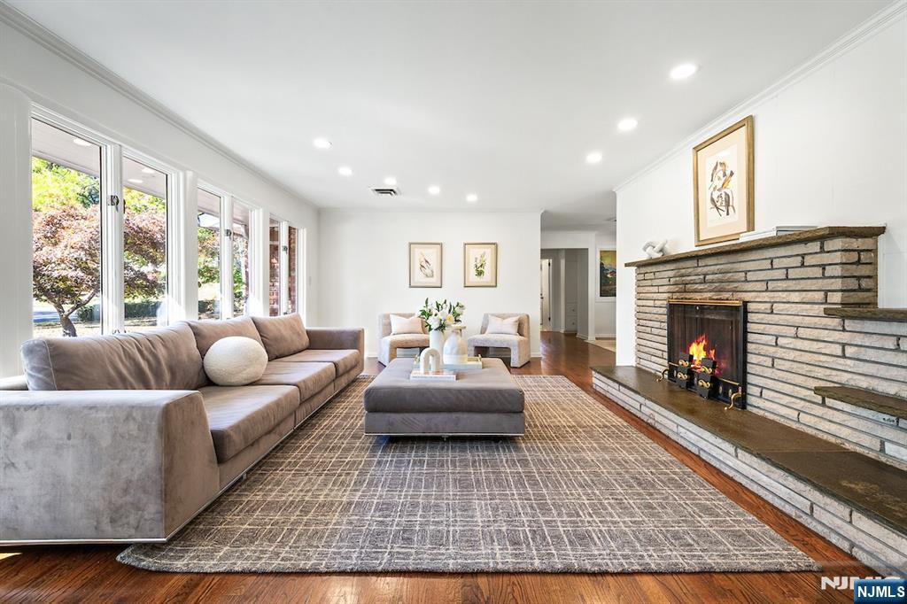 Homes for sale in Livingston, NJ | 16 Crossbrook Pl, Livingston, NJ 07039 | MLS# 25037802