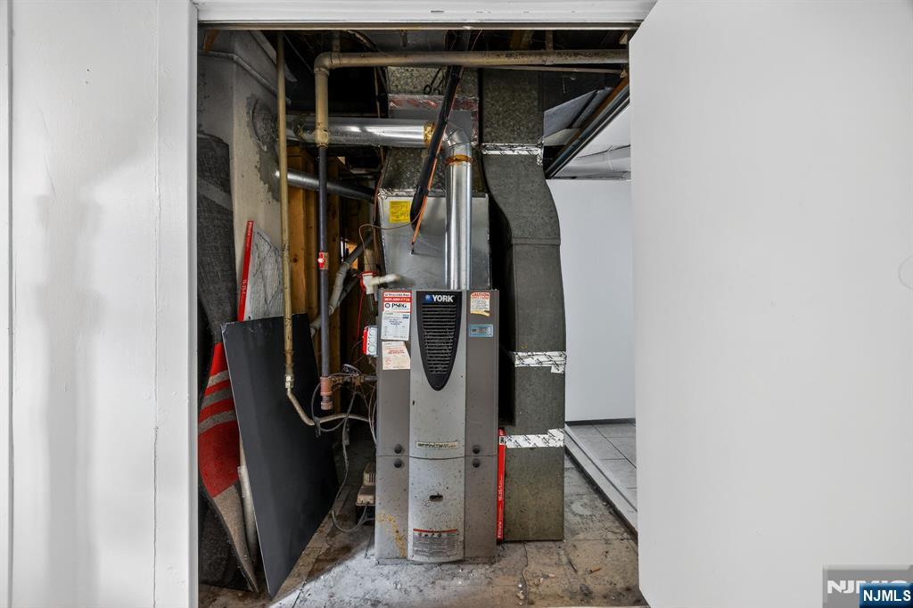 Homes for sale in Elmwood Park, NJ | 220 Hillman Dr, Elmwood Park, NJ 07407 | MLS# 25037844