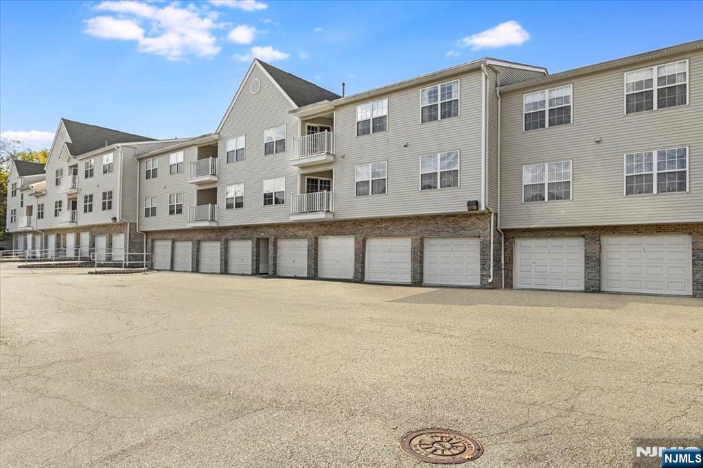 Homes for sale in Wayne, NJ | 13 Parkside Ct, Wayne, NJ 07470 | MLS# 25038110