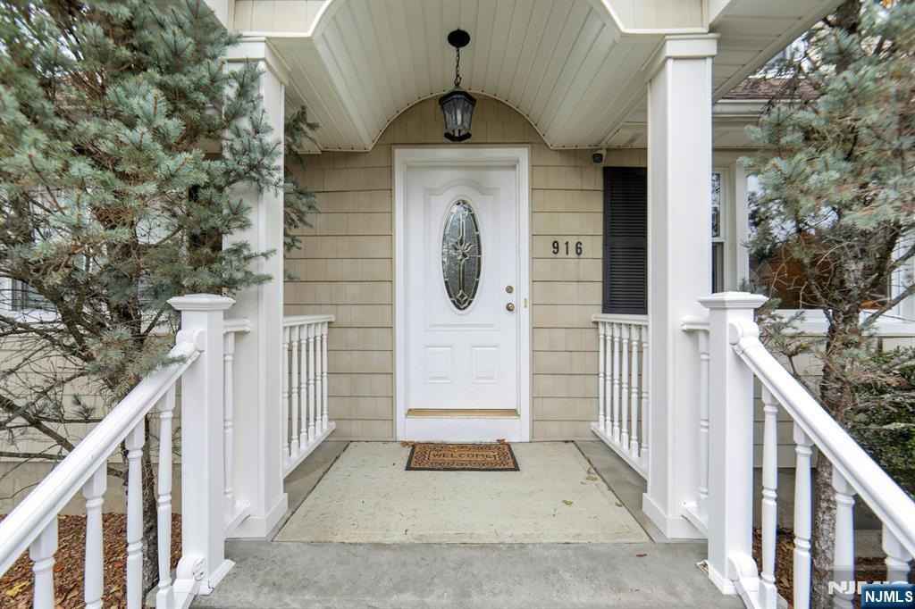 Homes for sale in Franklin Lakes, NJ | 916 Colonial Rd, Franklin Lakes, NJ 07417 | MLS# 25038761