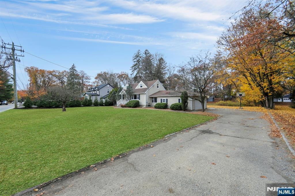 Homes for sale in Franklin Lakes, NJ | 916 Colonial Rd, Franklin Lakes, NJ 07417 | MLS# 25038761