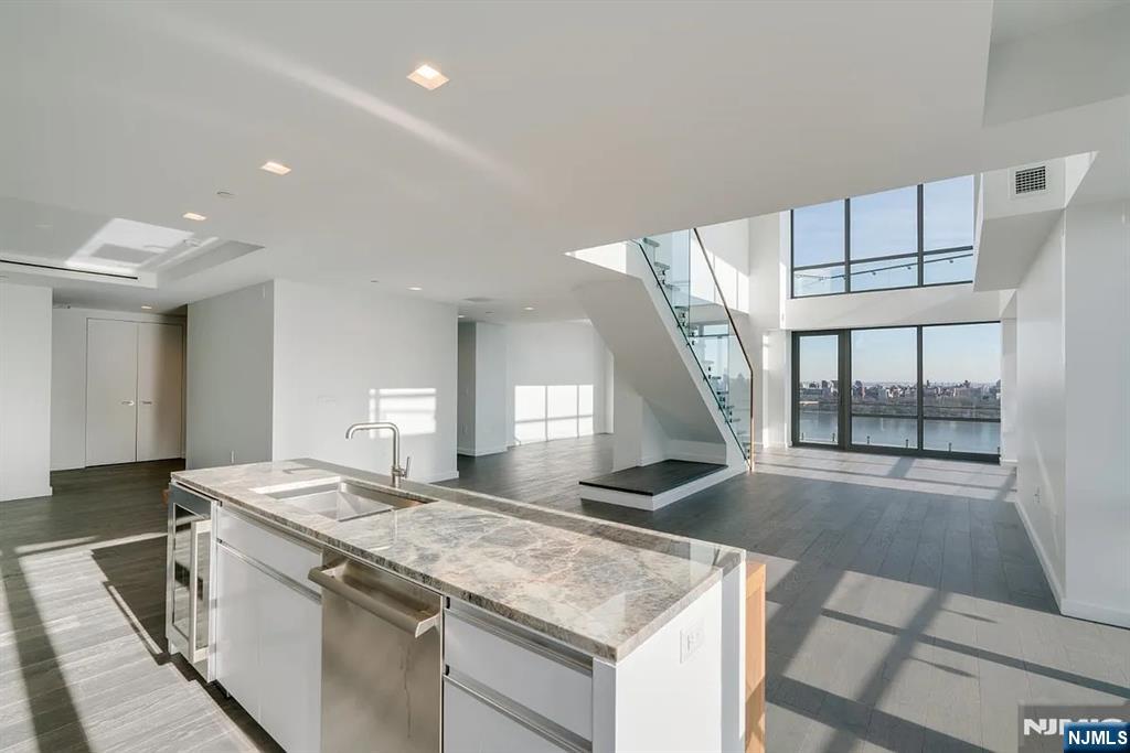 listing main picture