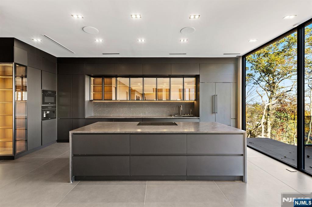 Homes for sale in Totowa, NJ | 8 Flintlock Ct, Totowa, NJ 07512 | MLS# 25039130