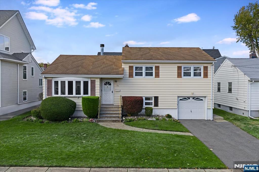 Homes for sale in Clifton, NJ | 24 Lorrie Ln, Clifton, NJ 07012 | MLS# 25039532