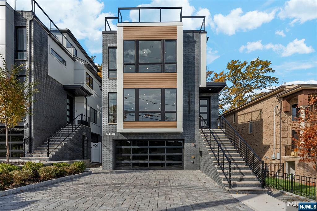 $2,090,000 Contemporary