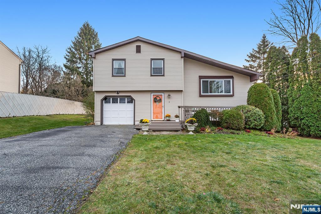 Homes for sale in Vernon, NJ | 3 Hummingbird Trl, Vernon, NJ 07422 | MLS# 25039849